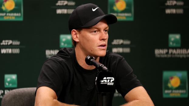 Jannik Sinner schlägt in Indian Wells auf. © APA / MATTHEW STOCKMAN