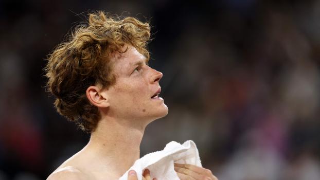 Jannik Sinner zeigte sich nach seinem Viertelfinaleinzug sichtlich erleichtert. © APA / CLIVE BRUNSKILL
