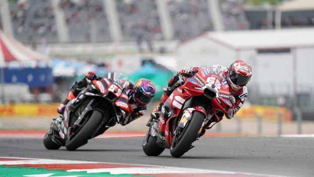 Jorge Martin  (hinten) gewann den Sprint in Austin. © ANSA / DUSTIN SAFRANEK