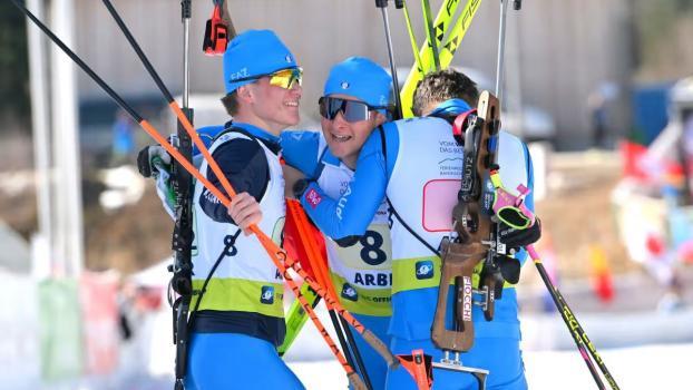 Julian Huber, Jonas Tscholl und Andreas Braunhofer (v.l.) konnten ihr Glück kaum fassen. © Deubert/IBU