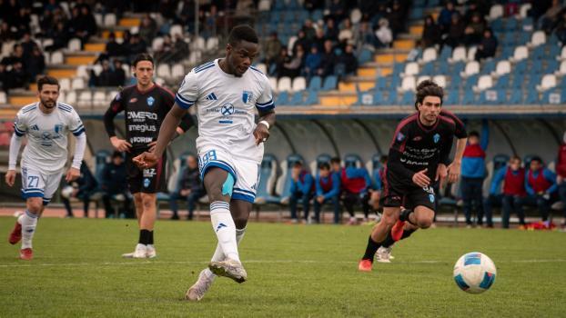 Mamdou Ngom erzielte in dieser Szene sein erstes Tor für Obermais. Zum Sieg reichte es aber nicht. © P. Schwienbacher