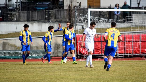 Les Naturns (en jaune et bleu) ont fêté leur victoire dans le derby de Latsch. © Sarah Mitterer