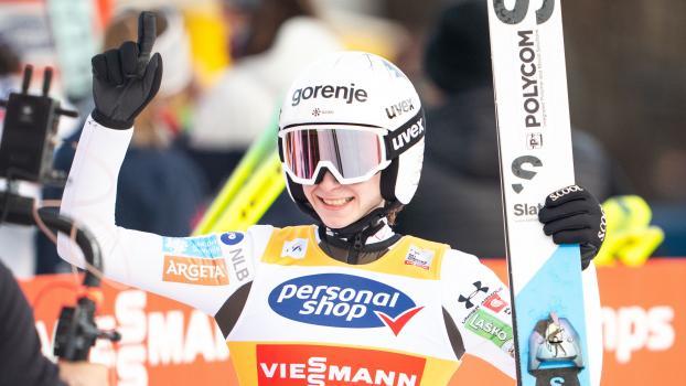 Nika Prevc ist die gefeierte Gesamtweltcupsiegerin. © APA / GEORG HOCHMUTH