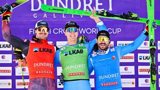 Simone Deromedis (Mitte) siegte in Gällivare vor Reece Howden (l.) und Edoardo Zorzi (r.). © APA/afp / ANDERS WIKLUND