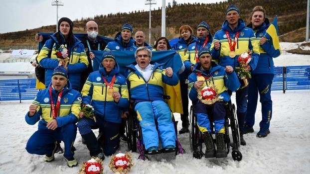 Valerii Sushkevych (unten, zweiter von rechts) musste sich mit seinem Team um neue Uniformen kümmern. © APA/afp / LILLIAN SUWANRUMPHA
