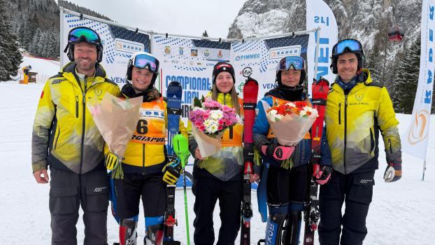 Victoria Klotz (Bildmitte) holte Doppel-Gold bei den U18-Italienmeisterschaften im Ski Alpin.
