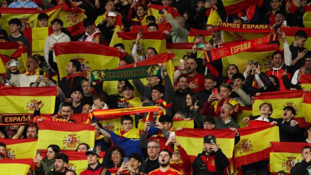 Auf den Tribünen in Barcelona kam es zu Zwischenfällen. © APA/afp / LLUIS GENE