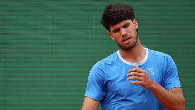 Carlos Alcaraz wird nicht beim Masters in Madrid aufschlagen. © APA/afp / VALERY HACHE