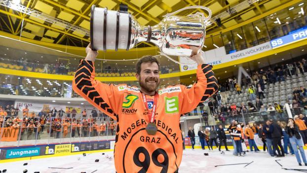 Chris Collins feiert mit der Karl-Nedwed-Trophäe in der Brunecker Intercable Arena. © APA / EXPA/ JOHANN GRODER