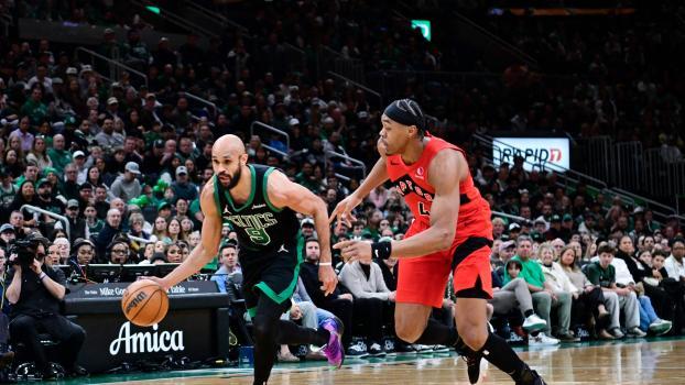 Derrick White gewann mit den Boston Celtics gegen die Toronto Raptors um Scottie Barnes (rechts). © APA / JAIDEN TRIPI