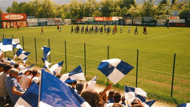 Die Fans stehen voll hinter dem FC Obermais. © Patrick Schwienbacher