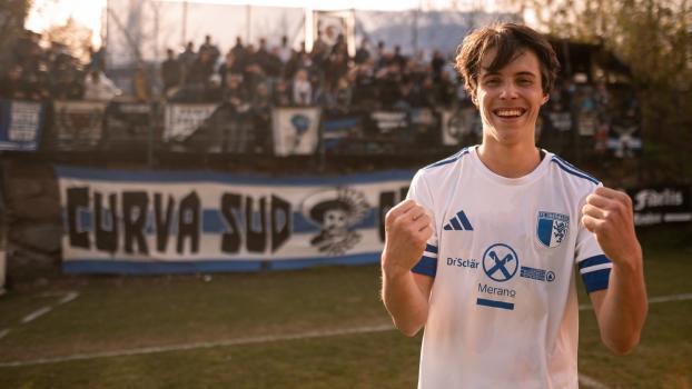 Ein gefühlter Sieg: Samuel Villgrattner jubelt nach seinem ersten Serie-D-Tor vor der Curva Sud. © P. Schwienbacher