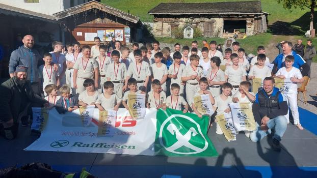 Foto mit allen Siegern beim Eröffnungsranggeln in der Haselstaude.