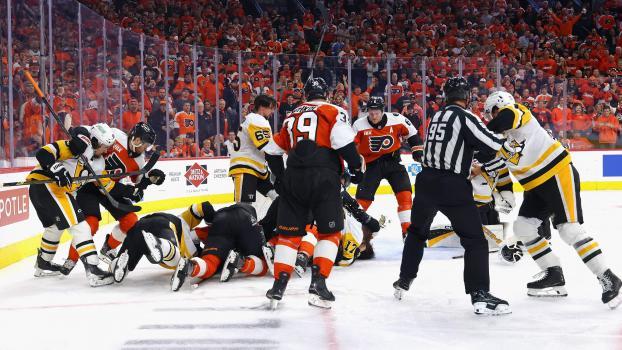 Im Traditionsduell zwischen Philadelphia und Pittsburgh geht's heiß her. © APA / BRUCE BENNETT