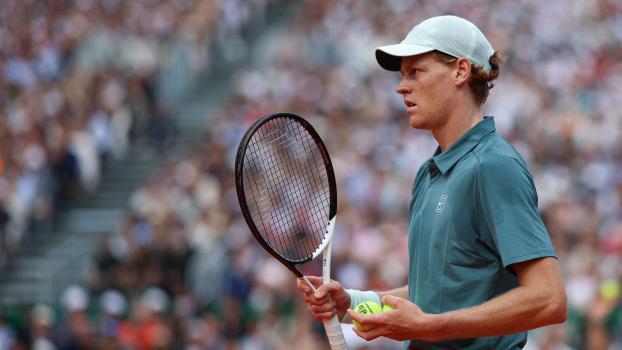 Jannik Sinner hat die Spitzenposition in der Weltrangliste wieder übernommen. © APA/afp / VALERY HACHE