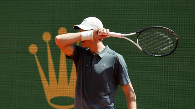 Jannik Sinner hatte körperliche Probleme. © ANSA / SEBASTIEN NOGIER