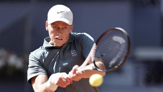 Jannik Sinner hoch konzentriert in Aktion. © ANSA / Chema Moya