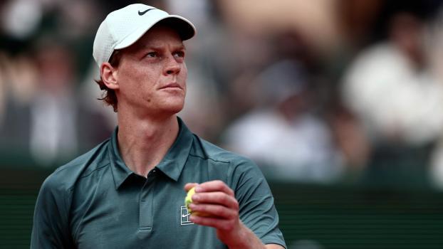 Jannik Sinner ist ins Halbfinale gestürmt. © APA/afp / THIBAUD MORITZ