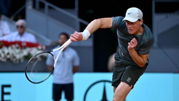 Jannik Sinner kämpfte sich eine Runde weiter. © APA/afp / JAVIER SORIANO