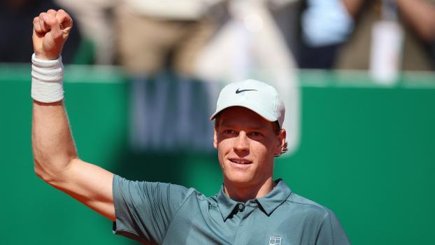 Jannik Sinner steht in Monte-Carlo im Viertelfinale. © APA/afp / VALERY HACHE