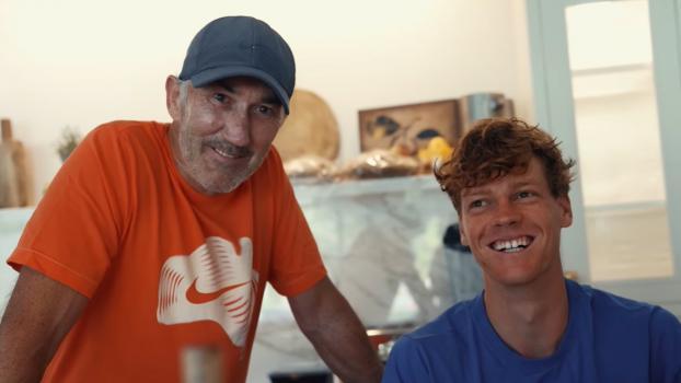 Jannik Sinner und sein Trainer Darren Cahill sorgten für eine amüsante Szene. © Screenshot