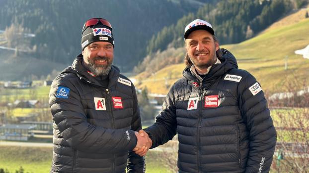 Johannes Zöchling (links) mit Christian Mitterer, dem Sportdirektor der Alpinen. © APA / UNBEKANNT
