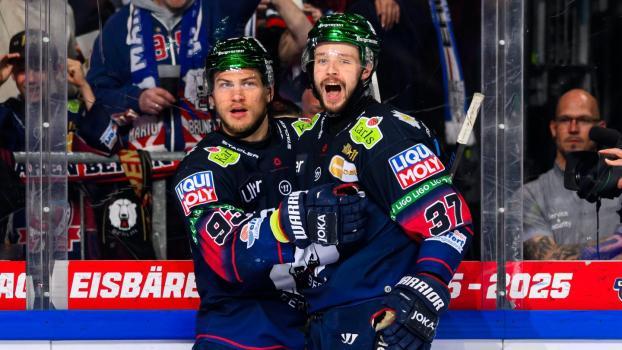 Leo Pföderl und Markus Vikingstad haben Grund zum Jubeln. © Social Media / Eisbären Berlin