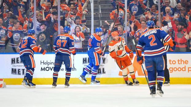 Leon Draisaitl (3. von links) bejubelt den Treffer für die Oilers. © APA / LEILA DEVLIN
