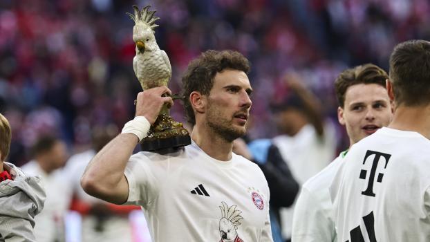 Leon Goretzka mit dem Kakadu auf der Schulter: Was hat es mit dem Vogel auf sich? © ANSA / RONALD WITTEK