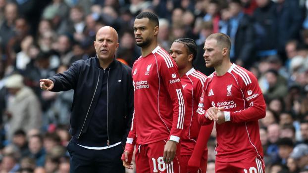 Liverpool-Coach Arne Slot (links) steht in der Kritik. © APA/afp / DARREN STAPLES