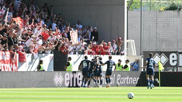 Mantoue célèbre sa victoire avec ses supporters au stade Drusus. © DLife/Luca Ognibene