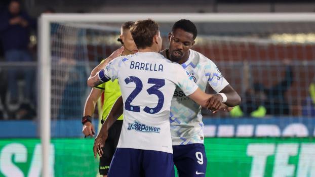 Nicolo Barella (à gauche) applaudit avec Marcus Thuram. © ANSA / Roberto Bregani