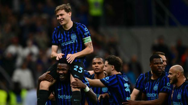 Nicolò Barella (oben) und Marcus Thuram (links unten) brachten Inter auf Siegkurs. © APA/afp / MARCO BERTORELLO