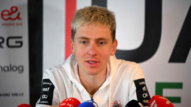 Rad-Superstar Tadej Pogacar drohen Konsequenzen. © APA/afp / NICOLAS TUCAT