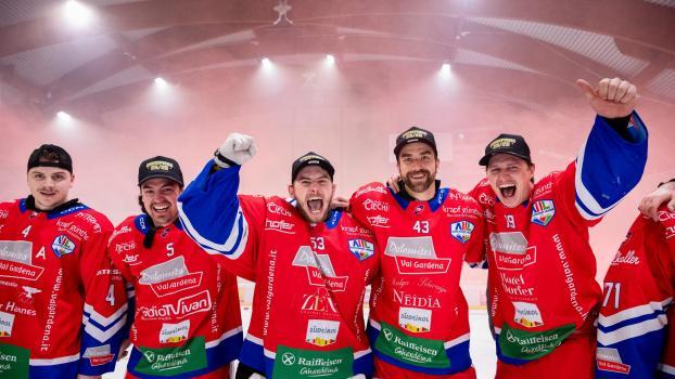 So jubeln die Grödner Meisterhelden, von links Julian Senoner, Ben Linder, Claes Endre, Sacha Guimond und Samuel Moroder. © matthaeus kostner