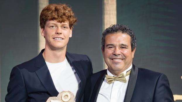 Sporthilfe-Präsident Giovanni Podini und Jannik Sinner . © HELMUT MOLING