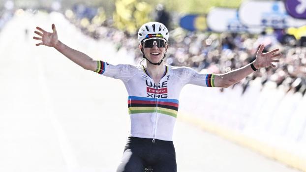 Tadej Pogacar bejubelt seinen Triumph bei der Flandern-Rundfahrt. © APA/afp / ERIC LALMAND