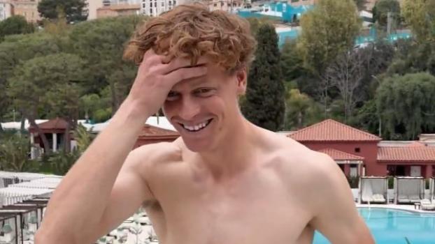 Tennis-Star Jannik Sinner bekam leichte Höhenangst. © Screenshot