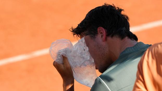 Auch Luciano Darderi leidet bei den French Open unter der enormen Hitze. © APA/afp / DIMITAR DILKOFF