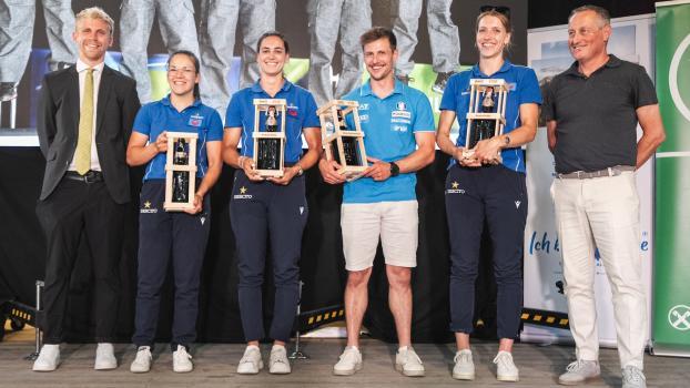 Auch vier Olympia-Medaillen-Gewinner waren beim Wintersportfest mit von der Partie (v.l. in den blauen Trikots): Marion Oberhofer, Andrea Vötter, Simon Kainzwaldner und Verena Hofer. © Camilla Pizzini