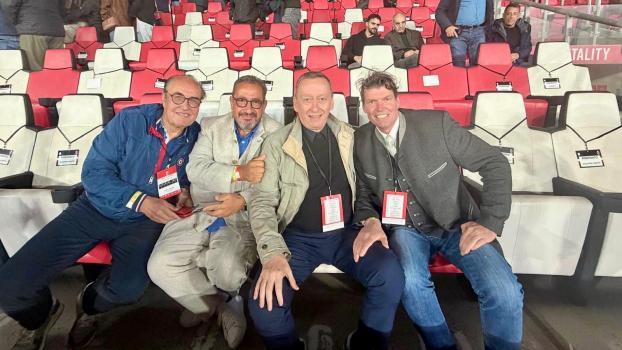 Auf der Ehrentribüne im San Nicola (von links): Hans Krapf, Heiner Feuer, Carlo Costa und Gerhard Comper.