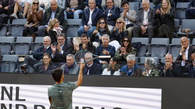 Darderi hält dem Fan seinen Schläger hin. © ANSA / FABIO FRUSTACI