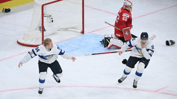Der Moment des Triumphes: Konsta Helenius (l.) jubelt nach seinem Treffer zum WM-Titel für Finnland. © APA/afp / SEBASTIEN BOZON