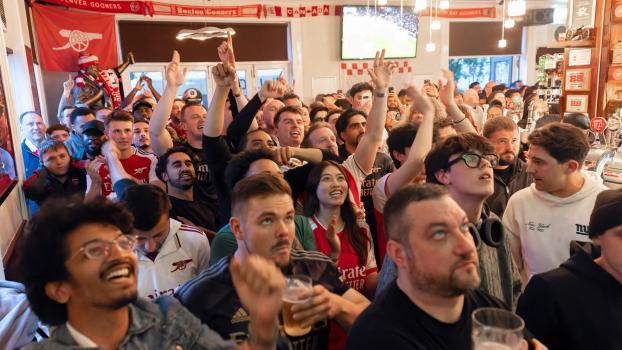 Die Arsenal freuten sich über den Ausrutscher von City – und den Titelgewinn. © APA/afp / BROOK MITCHELL