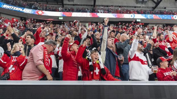 Die Schweizer Fans sind aus dem Häuschen – und singen zu den Melodien von „Richi“. © ANSA / CLAUDIO THOMA