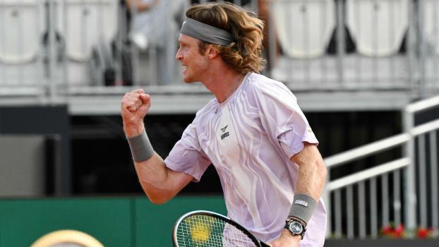 Ein Russe fordert Jannik Sinner im Viertelfinale von Rom. © APA/afp / ANDREAS SOLARO