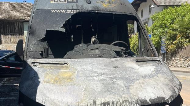 Einer der beiden beim Brand zerstörten Busse.