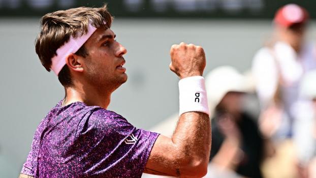 Flavio Cobolli steht im Achtelfinale der French Open 2026. © APA/afp / JULIEN DE ROSA
