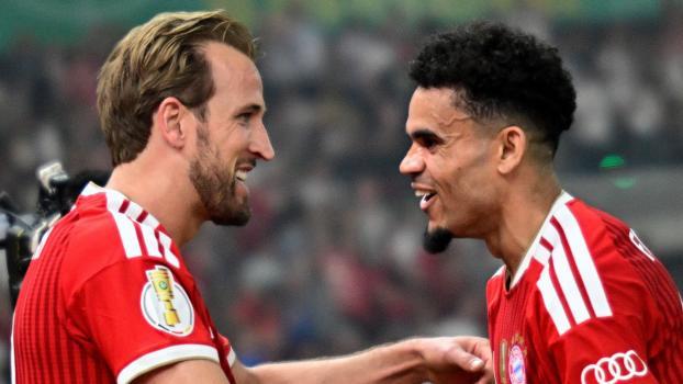 Harry Kane und Luis Díaz feiern im Finale gegen den VfB Stuttgart. © APA/afp / TOBIAS SCHWARZ