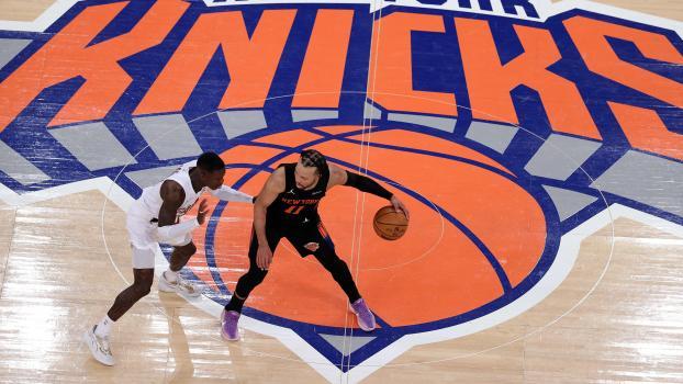 Jalen Brunson von den New York Knicks lässt Dennis Schröder (l.) nicht an den Ball kommen. © APA / PAMELA SMITH